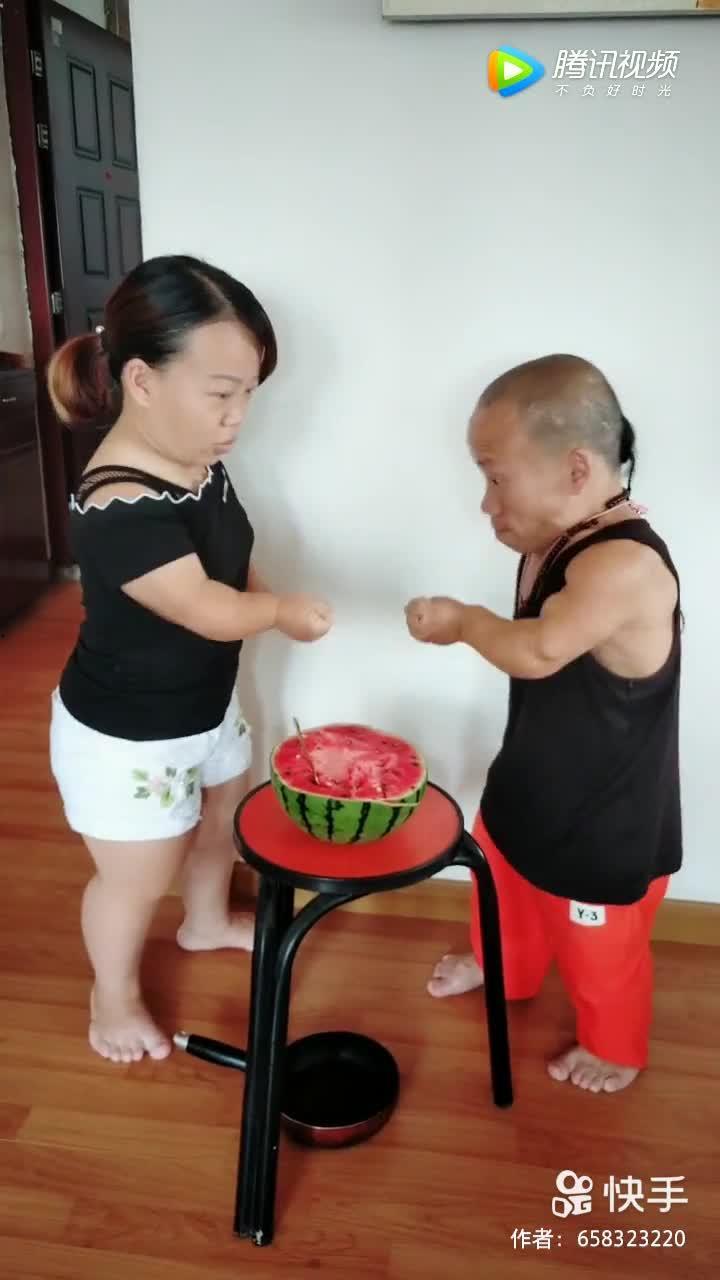 网红夫妻吃瓜图片